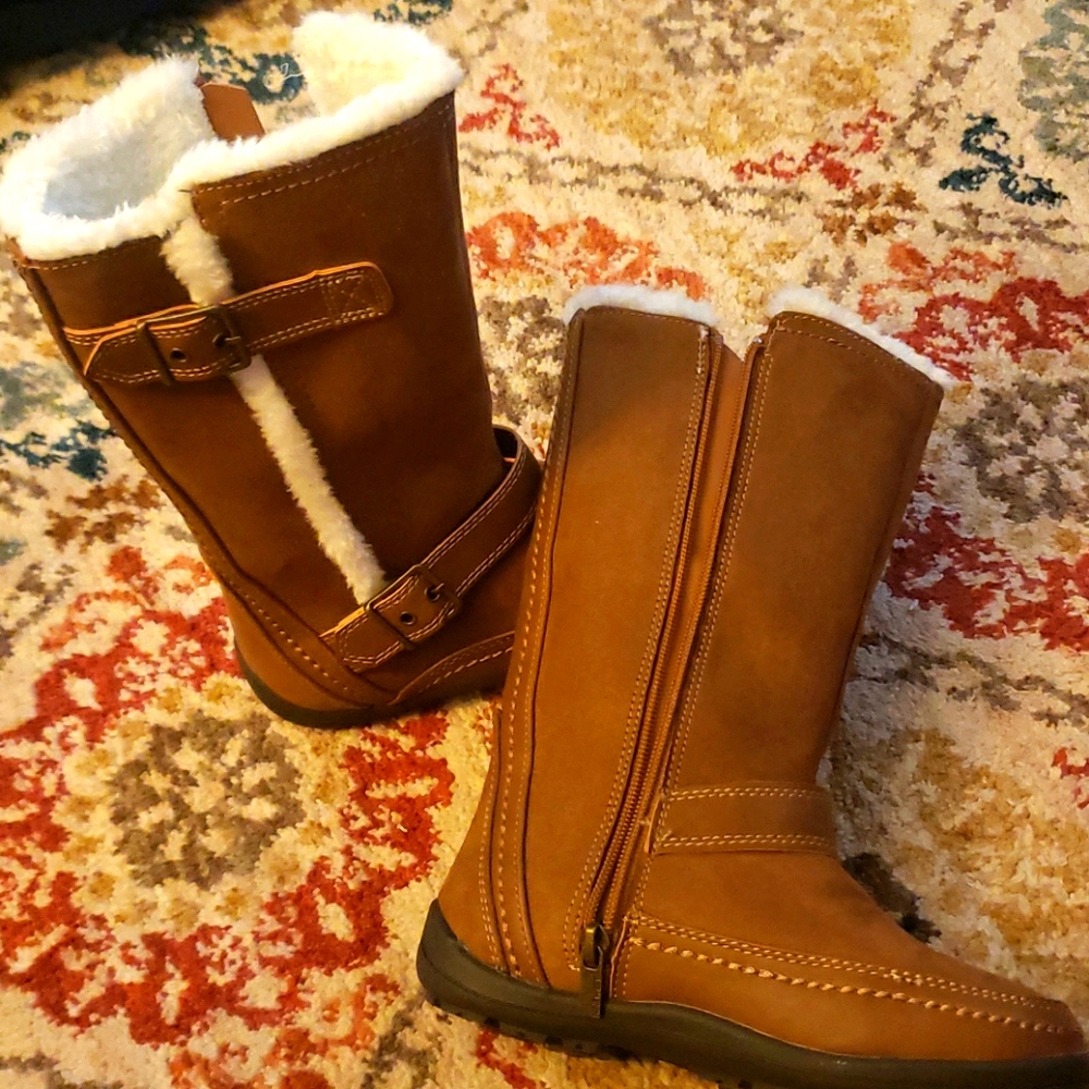 Girls boots worn once.